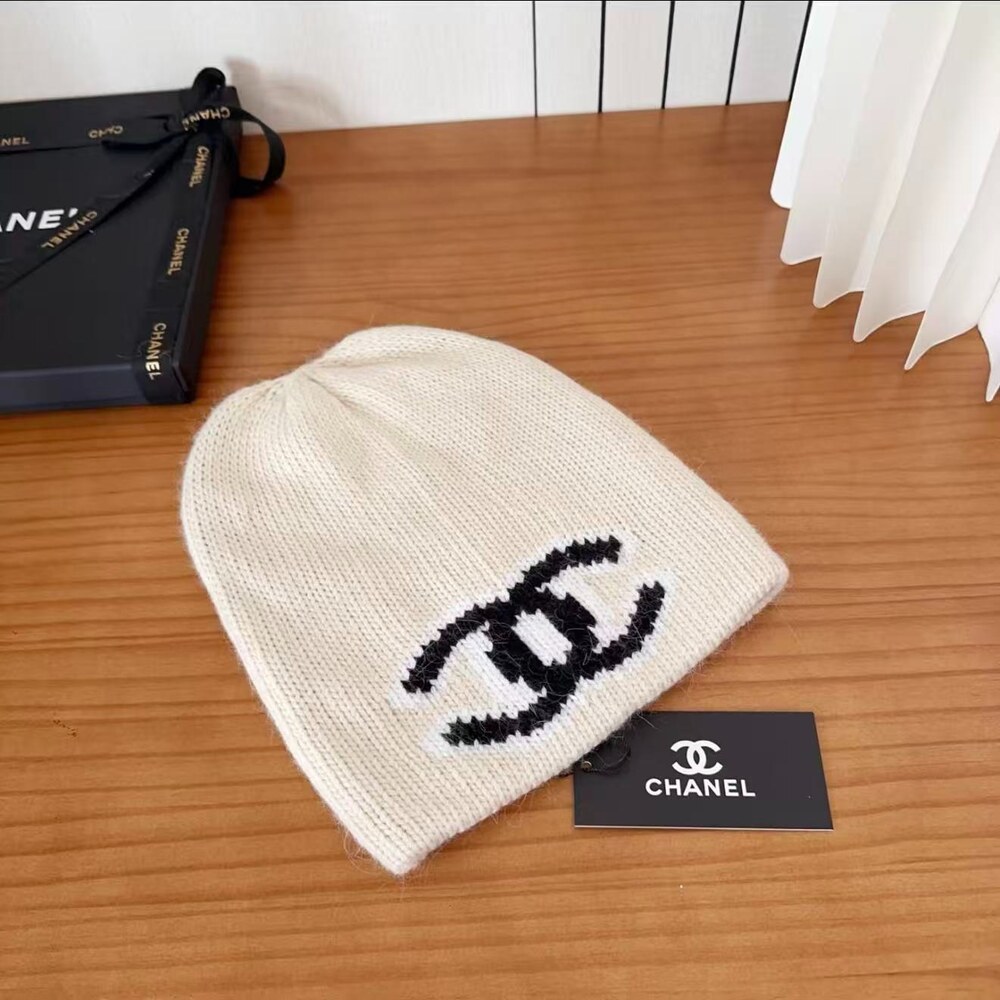Chanel CC Logo Cashmere Knit Beanie - Picture 5 of 6